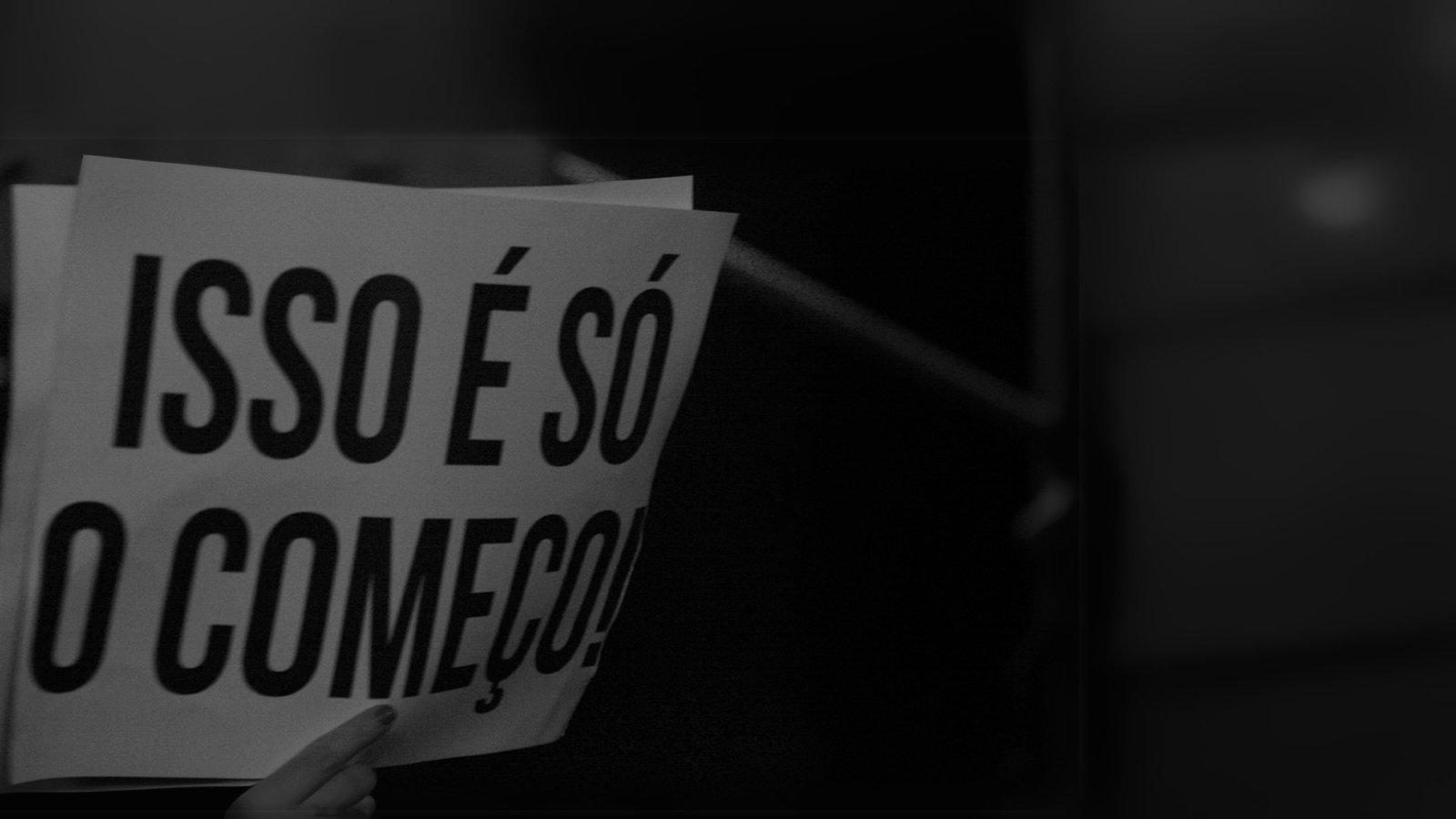 Cartaz colado na rua com a frase: Isso é só o começo.