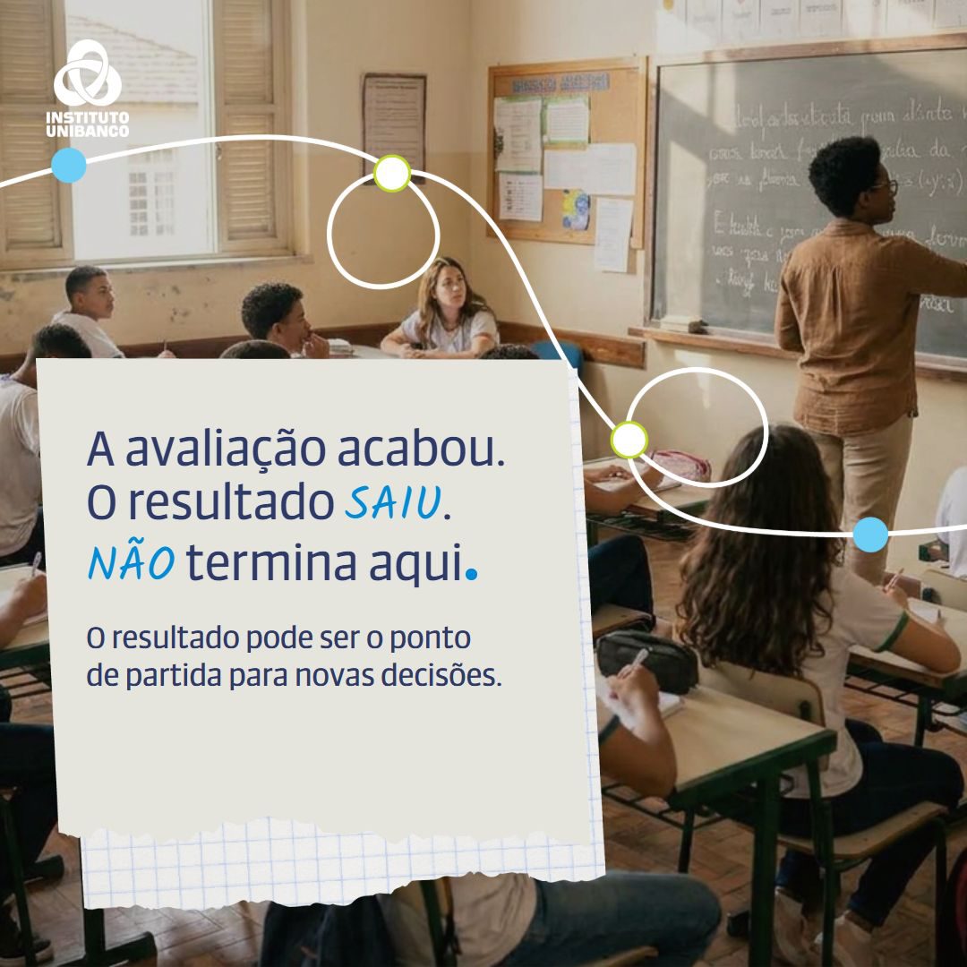 Card, opção 1: A avaliação acabou. O resultado saiu. Não termina aqui. Sobre foto de sala de aula com professora e estudantes.