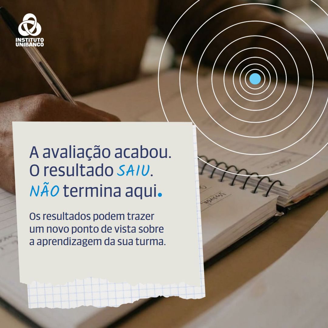Card, opção 1: A avaliação acabou. O resultado saiu. Não termina aqui. Sobre foto de mão escrevendo em caderno.