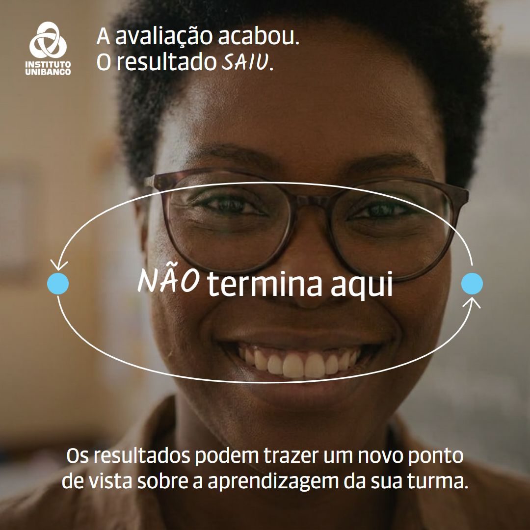 Card, opção 2: A avaliação acabou. O resultado saiu. Não termina aqui. Sobre foto de professora sorrindo.